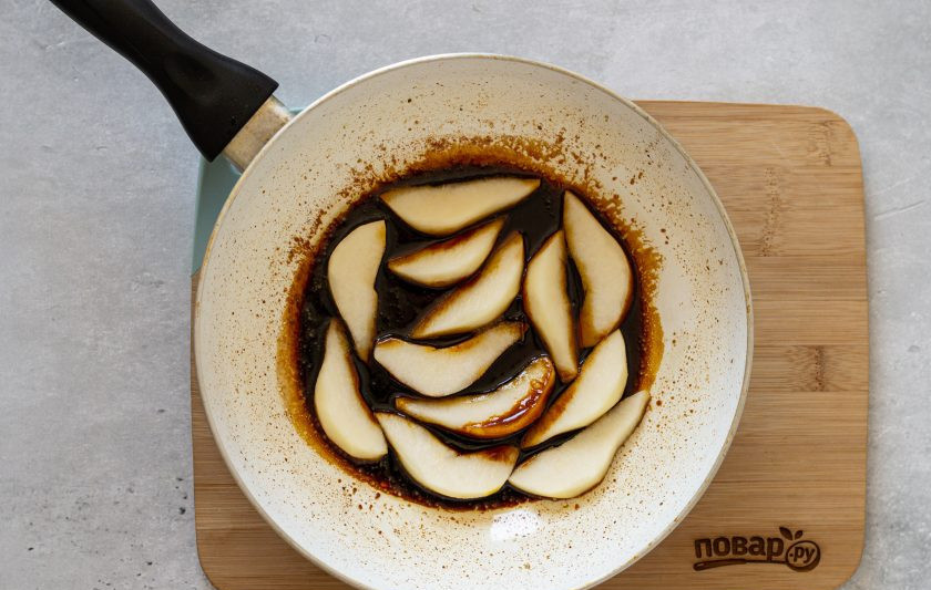 1. Этап. Салат из шпината с грушей: В сковороде растопите сахар, добавьте сливочное масло, перемешайте. Затем добавьте лимонный сок. Обжарьте ломтики груши с двух сторон в получившейся карамели.