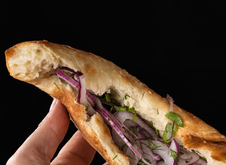 1. Этап. Шашлык по-афгански: Булку подогрейте на мангале, внутрь положите лук и зелень, сбрызните уксусом.