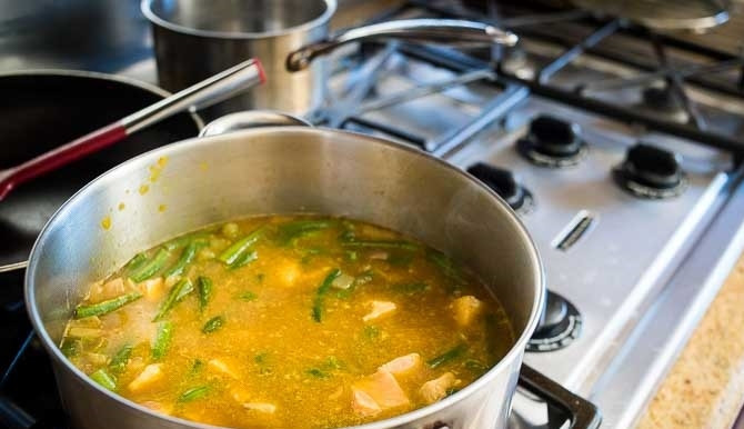 1. Этап. Суп из стейка семги: 4. Разрежьте стейк семги кусочками и переложите в кастрюлю после закипания, варите несколько минут.