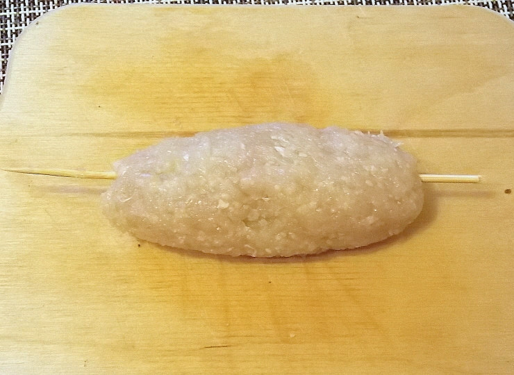 1. Этап. Куриные кебабы в беконе: Разделите фарш на одинаковые части. Сформируйте овальную котлету и проткните ее шпажкой.