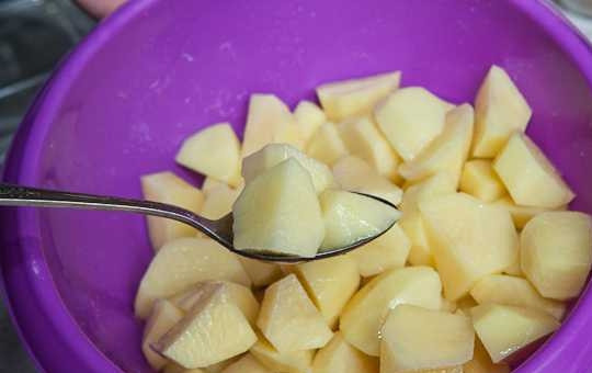 1. Этап. Запеченное мясо с картошкой: 2. Добавьте столовую ложку масла, перемешайте. Разогрейте духовку до 180 градусов.