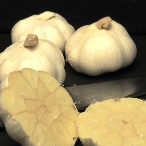 1. Этап. Чесночный крем-суп: Головки чеснока, не очищая, разрезаем вдоль пополам.