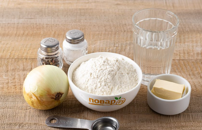 1. Этап. Слоёные лепёшки с луком Катлама: Подготовьте все ингредиенты.