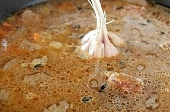 1. Этап. Плов с фаршем: Залить водой (желательно горячей) так, чтобы поверхность крупы была прикрыта на 1-2 сантиметра.