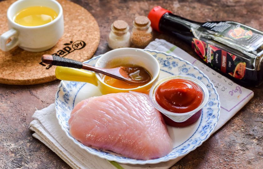 1. Этап. Индейка по-восточному: Подготовьте ингредиенты. Используйте охлажденное филе индейки.