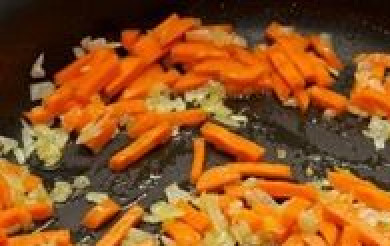 1. Этап. Суп с гречкой и солеными огурцами: Теперь делаем зажарку. Разогреваем сковороду растительным маслом. Кидаем в нее лук и морковь, жарим 5-7 минут, постоянно помешивая. Лук должен приобрести золотистый оттенок.