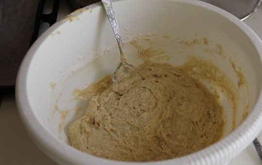 1. Этап. Лепешки на ряженке: 3. Замесите тесто до однородности. Оно не должно быть слишком жидким, так что при необходимости подсыпьте еще немного муки. Жаропрочную форму смажьте сливочным маслом.