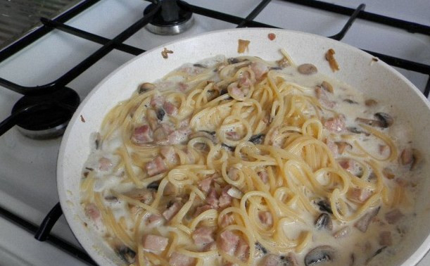 1. Этап. Макароны с ветчиной и грибами: Вливаем сливки и еще пару минут жарим. Готовые макароны с ветчиной и грибами подаем с пылу с жару, присыпав сыром. Приятного аппетита!