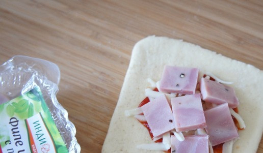 1. Этап. Мини-пиццы Тыквы: Присыпать тёртой моцареллой, выложить кусочки филе индейки.