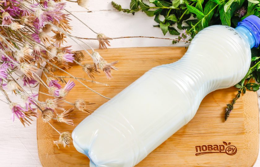 1. Этап. Молочный квас: Остудите содержимое емкости при комнатной температуре и потом перелейте в бутылки. Поместите емкости в холодильник на сутки. Спустя указанное время проверьте напиток на вкус. Если он сладкий и не слишком газированный, то оставьте еще на сутки.