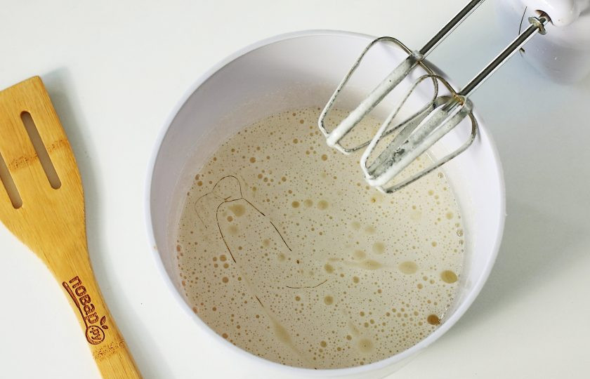 1. Этап. Шоколадные маффины с бананом: Взбейте яйца с сахаром, добавьте масло.