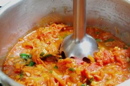 1. Этап. Томатный суп с мидиями: Перекладываем содержимое сковороды в кастрюлю и измельчаем все это блендером до состояния пюре.