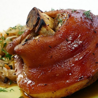 Свиная рулька с квашеной тушеной капустой