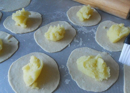 1. Этап. Вареники с картошкой постные: 4. Выложите по чайной ложке картофельной начинки на каждый кружочек из теста.