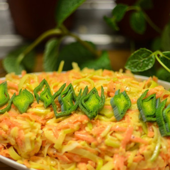 Салат из яблок, моркови и лука