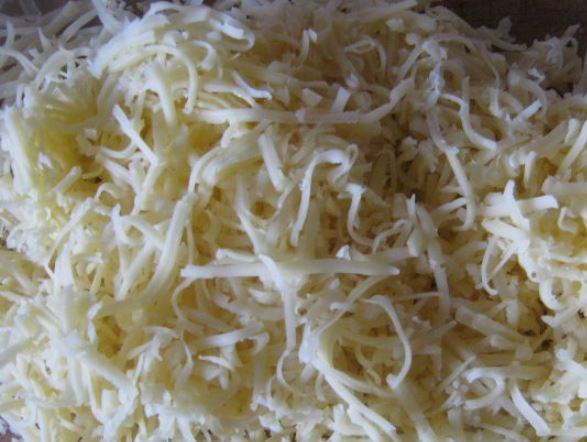 1. Этап. Котлеты из баранины в духовке: Сыр потрите на терке.