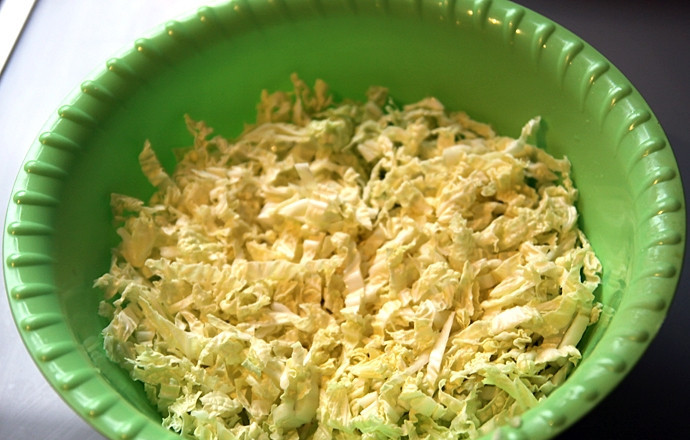 1. Этап. Салат с блинами и мясом: Нарежьте тонкой соломкой блины, пекинскую капусту, маринованные огурцы и жаренную свинину.