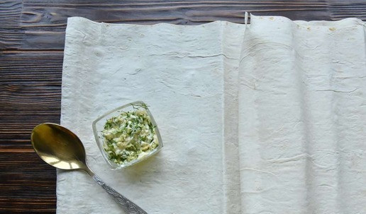 1. Этап. Тунец в лаваше: Соединяю майонез с измельченной зеленью и чесноком. для объема добавляю в соус творожный сливочный сыр. Творожный сыр можно заменить плавленным.