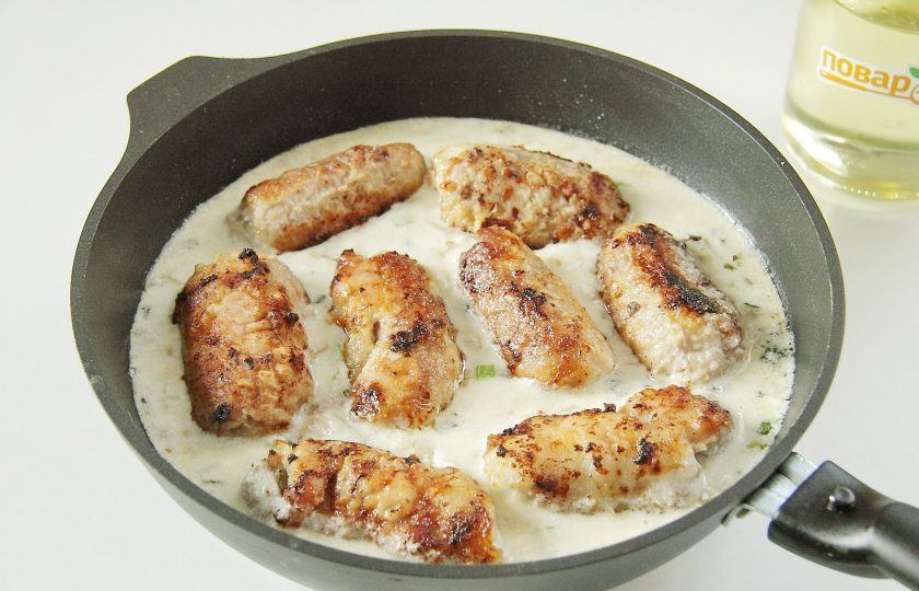 1. Этап. Мясные рулетики с луком: В получившийся соус положите все рулетики с луком. Накройте сковороду крышкой и тушите рулетики в сметанном соусе на медленном огне около 40-50 минут.
