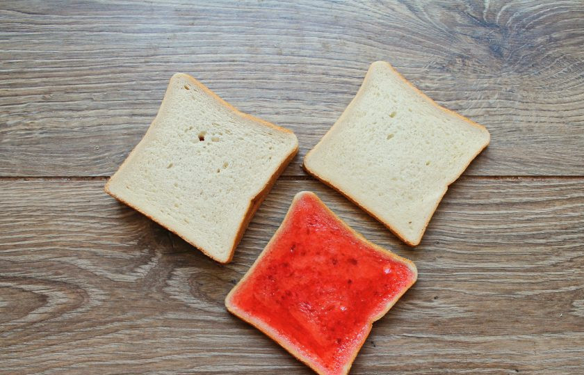 1. Этап. Французские клубничные тосты: Два куска тостового хлебы смажьте толстым слоем клубничного джема. Дайте немного полежать, чтобы он впитался. Накройте другими кусками хлеба и немного прижмите.