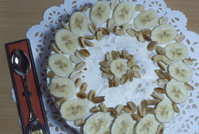 1. Этап. Торт из бананов: 9. Выложите верх бананами, можно украсить орехами или фруктами. Даже шоколадная глазурь идеально подойдет для такого тортика.