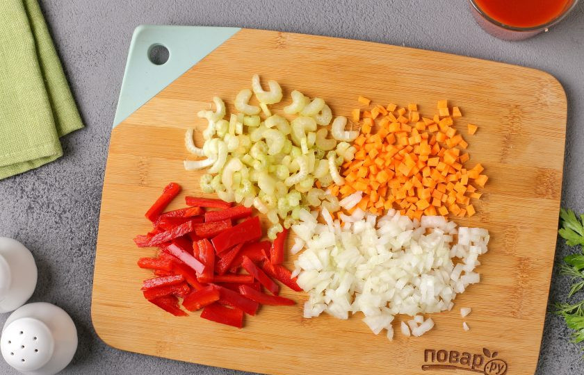1. Этап. Суп из сельдерея в мультиварке: Измельчите стебель сельдерея, болгарский перец нарежьте соломкой, лук и морковь нарежьте кубиками.