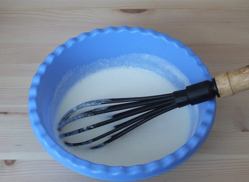 1. Этап. Пудинг из яблок: Соедините молочно-желтковую смесь со взбитыми белками. Аккуратно перемешайте с помощью венчика.