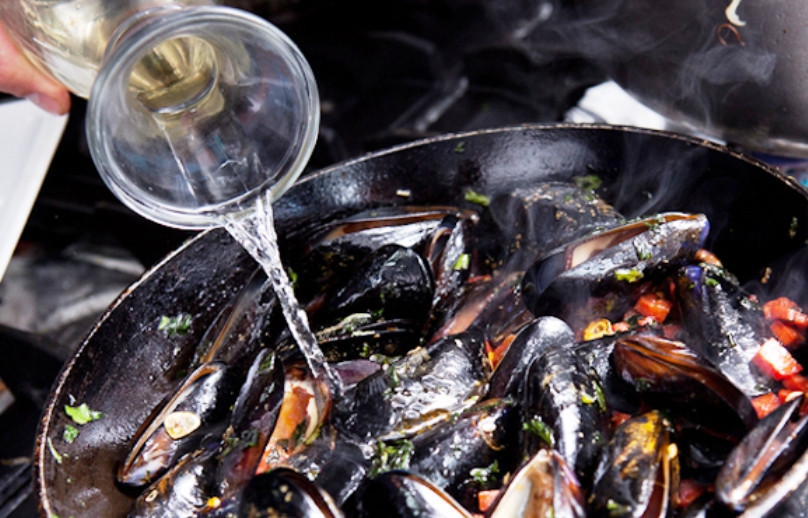 1. Этап. Мидии с чоризо: Влейте белое вино, дайте ему выпариться. Затем накройте сковороду крышкой и подождите, пока мидии откроются.