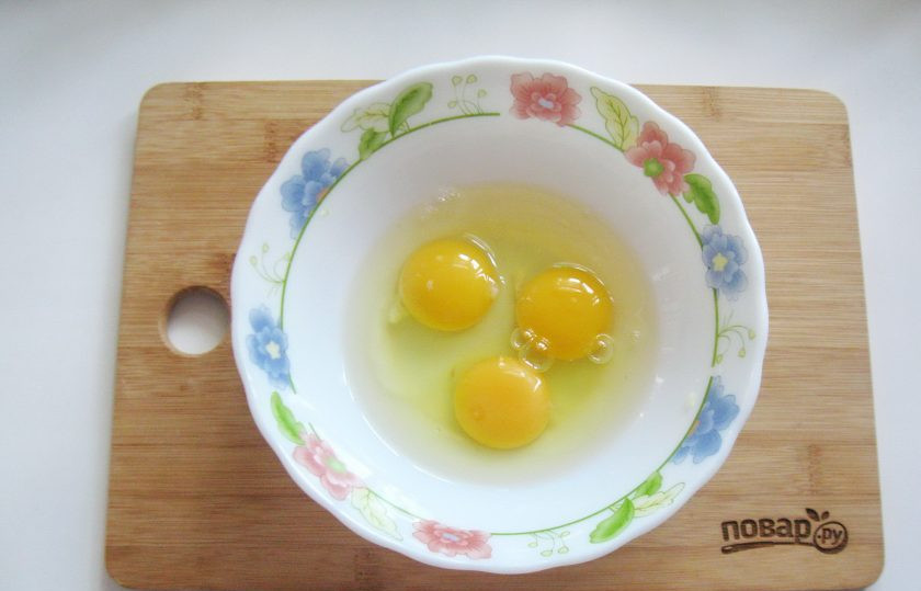 1. Этап. Омлет с сыром и кабачком: Три крупных или четыре мелких яйца разбейте в миску.