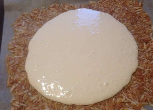 1. Этап. Рулет быстрый: Застилаем противень бумагой для выпечки и равномерным слоем разложим яблочную массу. Сверху выливаем тесто.