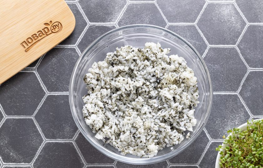 1. Этап. Яки онигири: Заправьте получившейся смесью рис и добавьте измельченный лист нори. Перемешайте, накройте рис пленкой, чтобы он не подсыхал и дайте остыть.