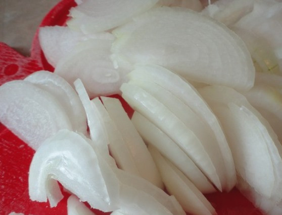 1. Этап. Настоящий шашлык из баранины: Половину лука нарежьте полукольцами.