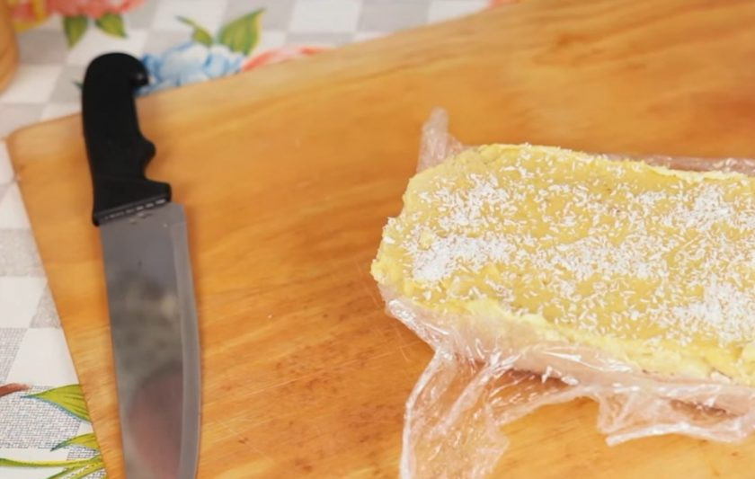 1. Этап. Кешью-кейк (чизкейк без выпечки): 5. Выложите третий слой и поместите кешью-кейк в морозилку на 2-3 часа. Далее аккуратно выньте его из формы и украсьте кокосовой стружкой. Приятного аппетита!