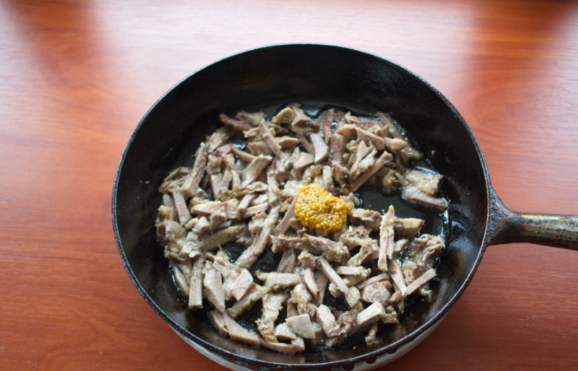1. Этап. Салат с говядиной и сыром: Перекладываем мясо в сковороду. Добавляем горчицу и жарим до легкого румянца.