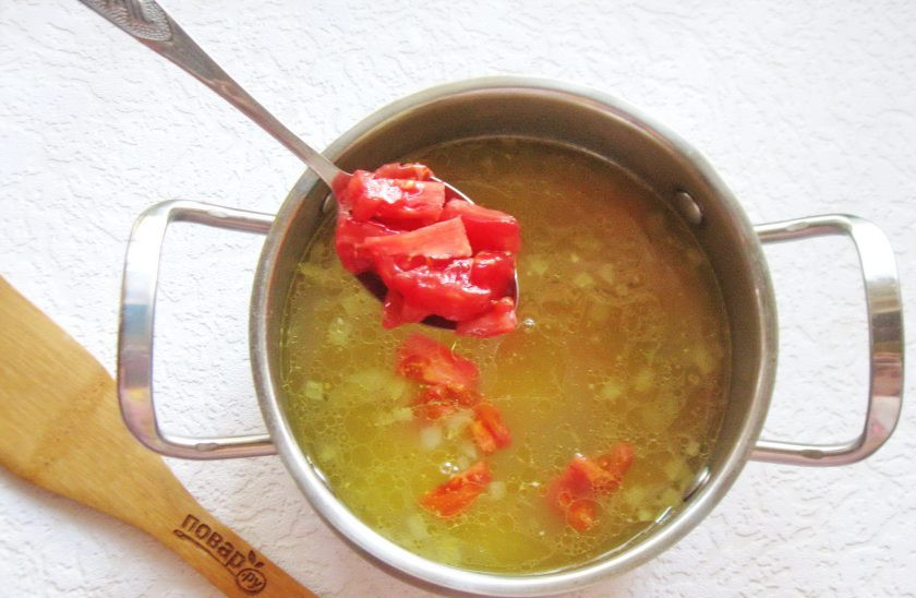 1. Этап. Куриный суп с сельдереем и рисом: Помидоры вымойте, снимите кожицу, нарежьте мелко и добавьте в суп.