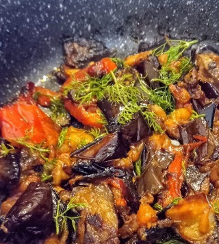 1. Этап. Восточно-европейское блюдо из жареных перцев: Убрать с огня и посыпать мелко нарезанным укропом. Замариновать в бальзамическом уксусе, добавить 1/2 ложку соли и отправить в холодильник минимум на 4 часа (а лучше на ночь). После этого можно подавать. Приятного аппетита. .