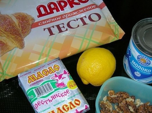 1. Этап. Слоеный торт со сгущенкой: 1. Первым делом включаем духовку и разогреваем до 180 градусов. Подготовьте остальные ингредиенты.