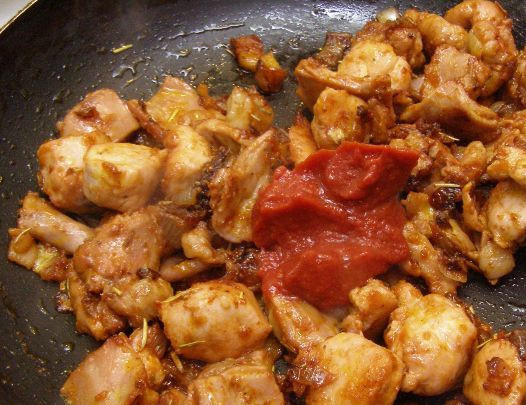 1. Этап. Гуляш из кролика с подливкой: Добавляем томатную пасту, перемешиваем. Жарим еще минутку.