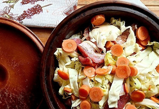 1. Этап. Запечённая пряная индейка с молодой капустой: Время пришло запекать. К промаринованной индейке добавляем капусту и морковь, порезанную на 