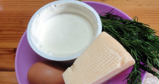 1. Этап. Пирог с грибами из слоеного бездрожжевого теста: 4. Чтобы сделать начинку более сочной и интересной, можно использовать сыр, немного сметаны и зелень по вкусу.