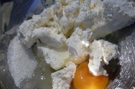 1. Этап. Гречневые зразы с творогом: 1. Смешиваем творог с одной столовой ложкой сахара и разбиваем туда яйцо. До получения однородной массы все хорошенько перетираем. Желательно чтобы слишком жидкой начинка не была, так как зразы будут трудно лепиться.