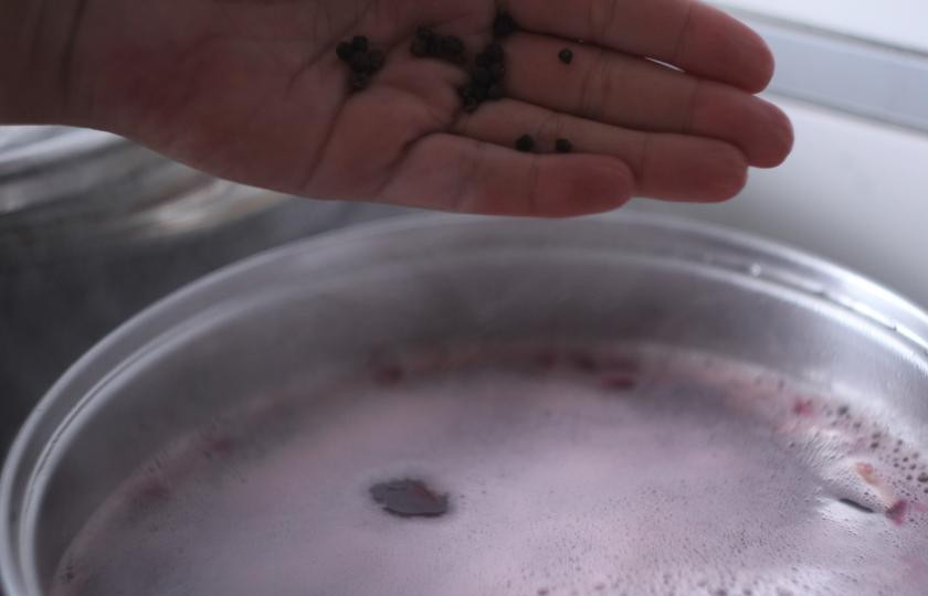 1. Этап. Борщ на бобах: Затем добавить перец горошком.