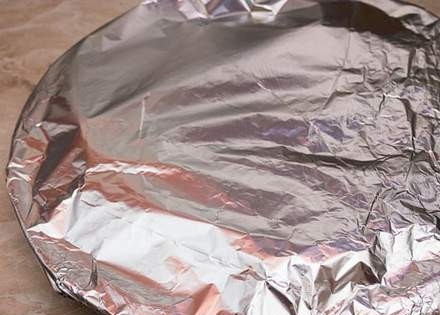 1. Этап. Бургеры из мраморной говядины: Готовые бургеры убираем на тарелку и накрываем фольгой, так они не остынут и будут сочными и вкусными.