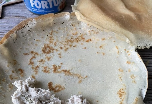 1. Этап. Тонкие блинчики с риетом из тунца: На каждый блинчик выложите начинку и заверните конвертиком.