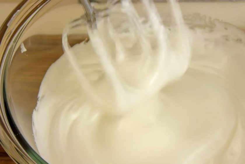 1. Этап. Яблочный пирог с безе: 3. Очищенные кисло-сладкие яблоки тонко нарежьте, добавьте лимонную цедру и корицу. Тщательно перемешайте. Белки комнатной температуры взбейте миксером до устойчивой пены, затем постепенно добавьте сахар, не прерывая взбивание, и доведите массу до устойчивых пиков.