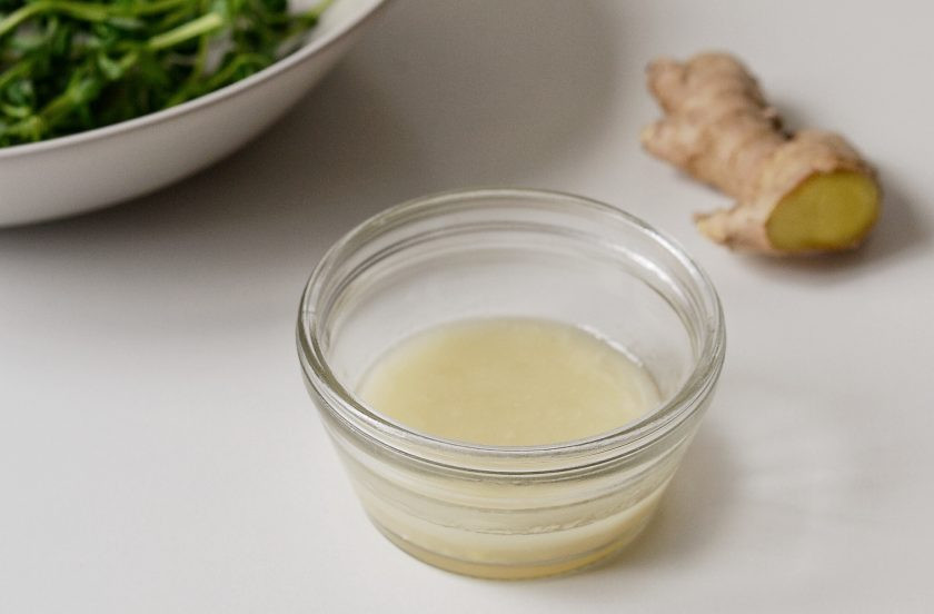 1. Этап. Салат с авокадо и имбирем: Для заправки измельчите в блендере мелко натертый имбирь, уксус и растительное масло. Добавьте соль и перец.