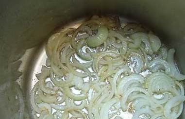 1. Этап. Узбекская шурпа из говядины: В казане нагреваем масло и обжариваем лук до полупрозрачности.