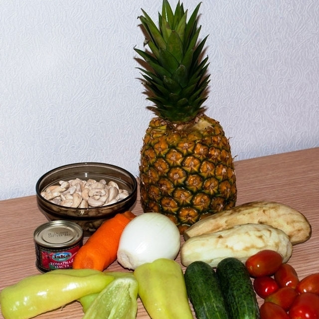 1. Этап. Овощи в кисло-сладком соусе с кешью: Чистим наши овощи и фрукты.