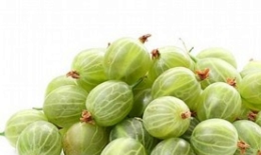 1. Этап. Варенье из крыжовника в микроволновке: 1. Крыжовник моем и очищаем от черенков.