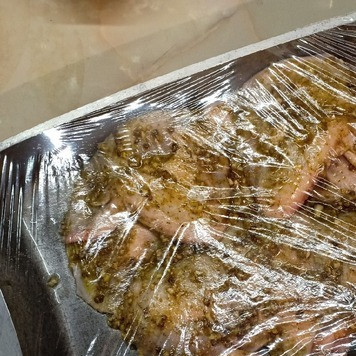 1. Этап. Цыпленок табака в духовке: Накрыть пленкой и поставить в холодильник на 2ч.